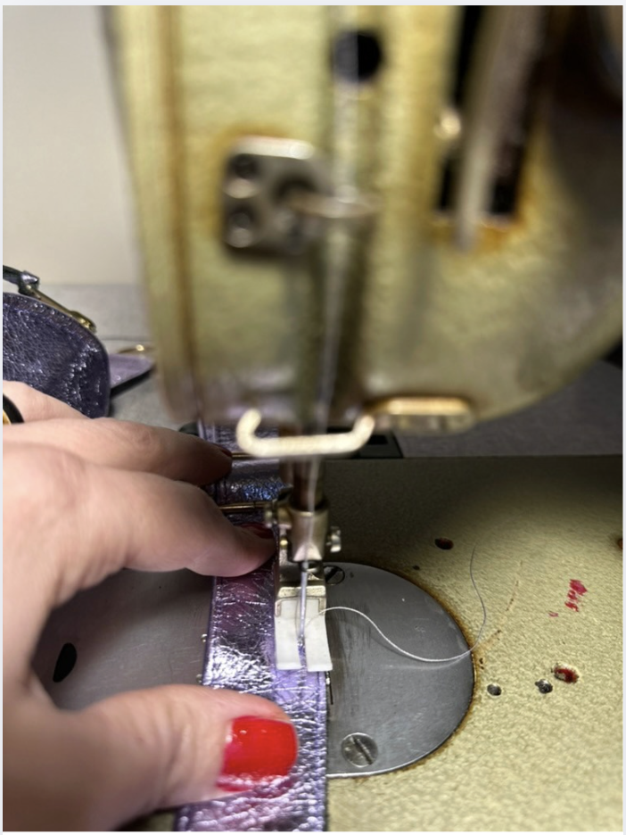 Couture d’une anse en cuir à l’atelier