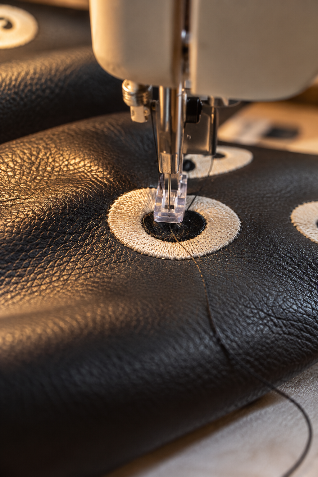 Broderie sur cuir noir à l’atelier