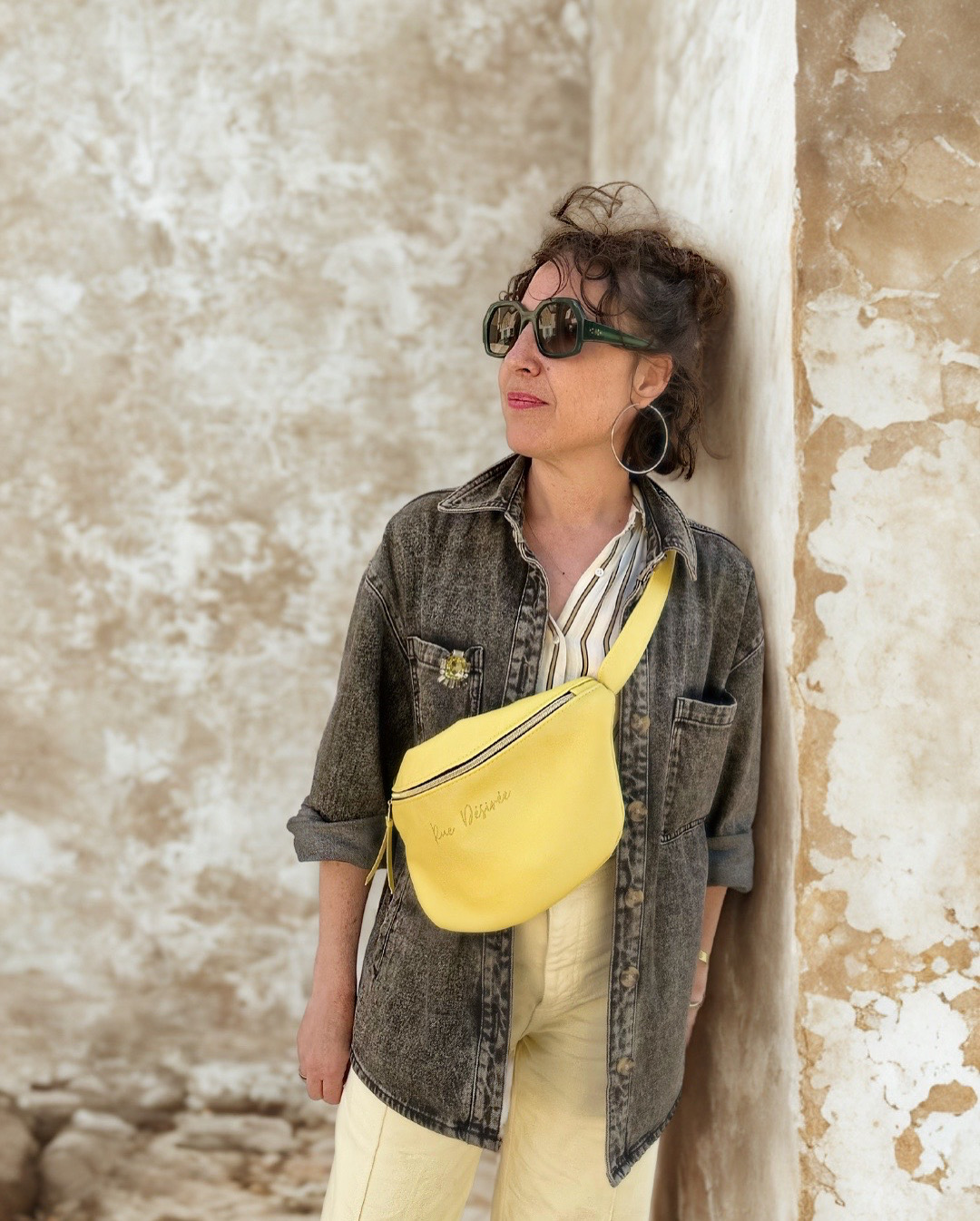 Noémie, créatrice de Rue Désirée, avec le sac banane jaune